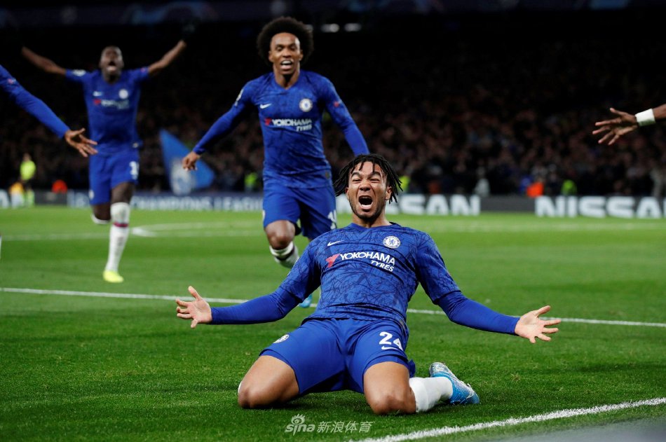 方面扮演着 方面扮演着