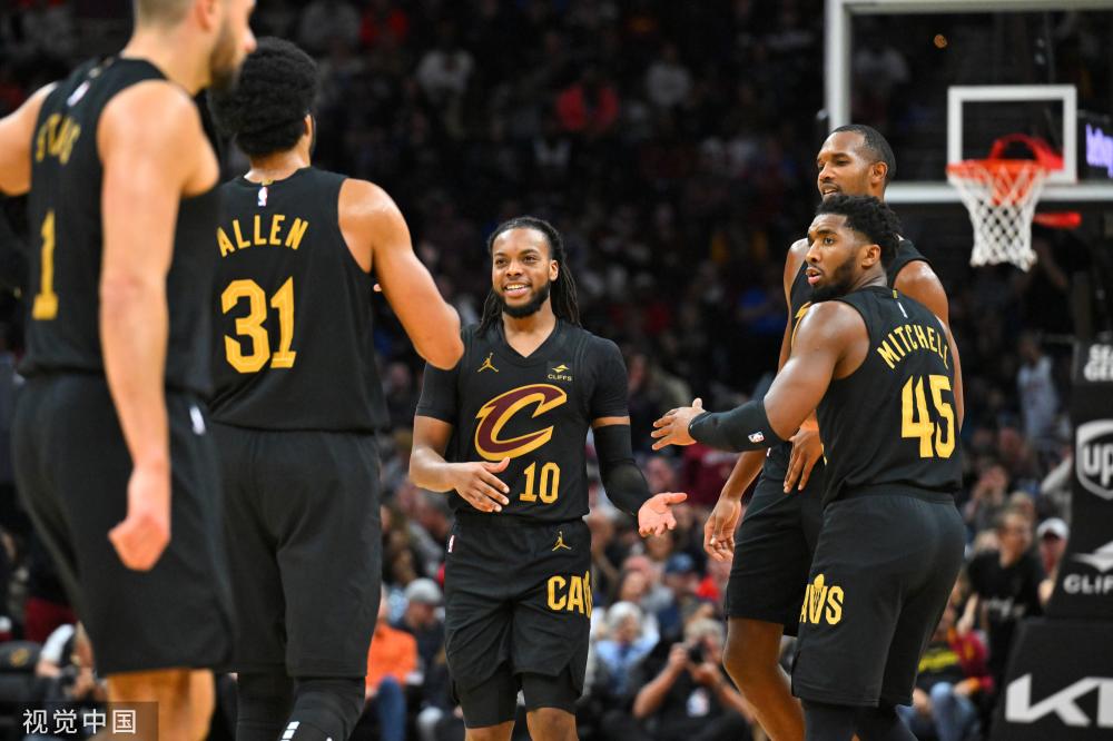 众瞩目之下 众瞩目之下